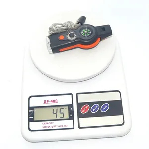 Detailansicht der 7-in-1 Mehrzweck-Pfeife mit Gewichtsangabe von 45g auf der Waage.