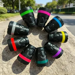 Detalle de puntas de goma antideslizantes de colores para bastones de trekking
