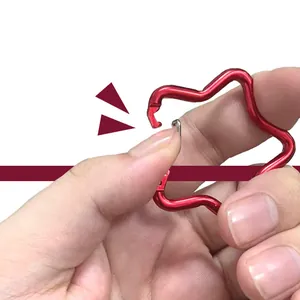 Detailansicht des Drahtschnappers eines roten sternförmigen Aluminium-Karabiners