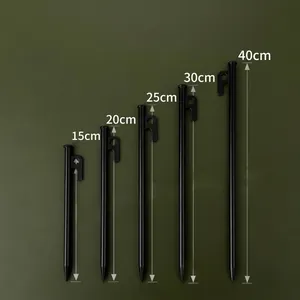 Comparación de estacas de metal negro para carpa de 15 cm a 40 cm sobre fondo verde