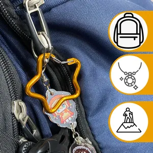 Detailansicht des gelben sternförmigen Aluminium-Karabinerhakens an einem Rucksack