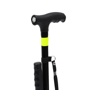 Dettaglio dell'impugnatura della canna pieghevole con luce LED e striscia riflettente