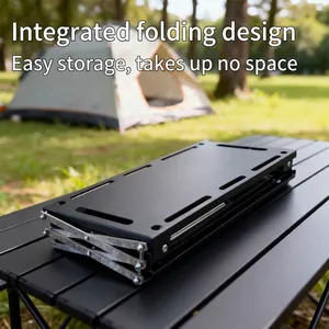 Vue pliée compacte d'une étagère de rangement noire à trois niveaux en métal pour camping