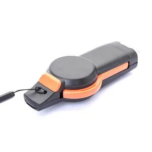 Nahaufnahme einer orange-schwarzen 7-in-1 Multifunktionspfeife für Wandern und Camping.