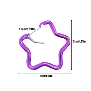 Detailliertes Maßdiagramm mit der 5cm Größe des lila sternförmigen Aluminium Karabiners
