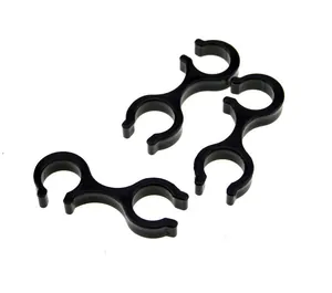 Robuste Doppelclips aus schwarzem Kunststoff zum Verbinden von Wanderstöcken und Stäben
