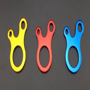 Langlebige 3-Loch-Zeltseilspanner aus Aluminium in den Farben Rot, Gelb und Blau.