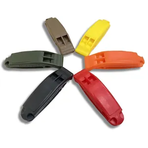Vue détaillée de six sifflets de survie colorés avec marquage certifié EN ISO 12402-8