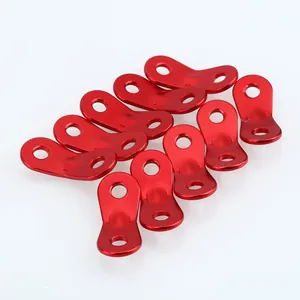 Detalle de hebilla de cuerda de viento de tienda de aleación de aluminio rojo camping