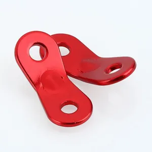 Primer plano de hebilla de cuerda de viento de aluminio rojo de 3 agujeros para camping.