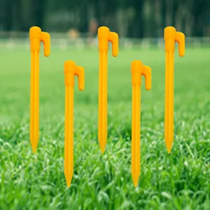 Langlebige orangefarbene Kunststoff-Zeltnägel für Camping und Outdoor-Einsätze.