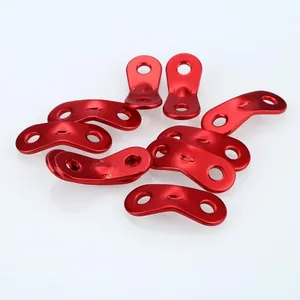 Primer plano de hebillas de cuerda de viento de aluminio rojo sobre fondo blanco