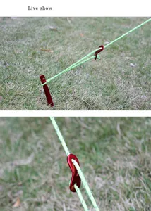 Detalle del tensor de cuerda de tienda tipo S de aluminio rojo en campo abierto