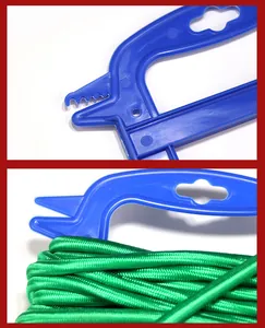 Détail en gros plan d'un enrouleur de corde bleu avec rangement pour corde verte.