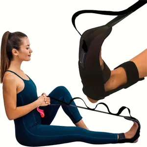 Detalle de la correa de yoga que muestra la colocación del pie y las asas de ajuste.