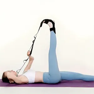 Modelo usando correa de yoga ajustable para estiramiento de ligamentos de piernas.