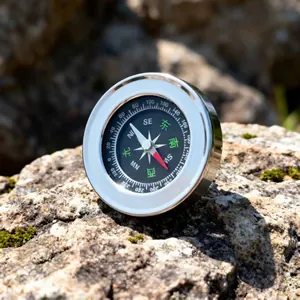 Detailansicht eines 60mm Edelstahl-Outdoor-Kompasses mit zweisprachiger Windrose