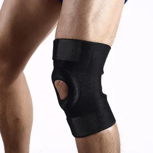 Detail einer verstellbaren Neopren-Kniebandage mit Patella-Ausschnitt für Sport und Gym.