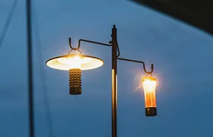 Nahaufnahme eines schwarzen Aluminium-Laternenstabs mit Doppelbecken bei Abenddämmerung