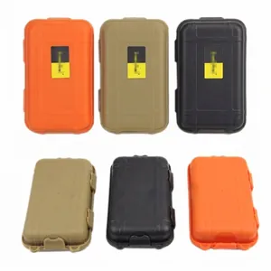 Gros plan de boîtes de survie en orange noir et beige pour une utilisation en extérieur