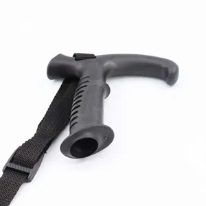 Detailansicht eines ergonomischen Gehstockgriffs in Schwarz mit rutschfestem Profil