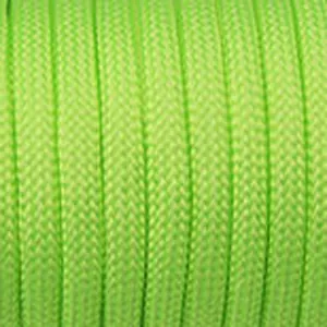 Gros plan macro sur la texture et le tissage de la paracorde vert néon 4mm 7 brins