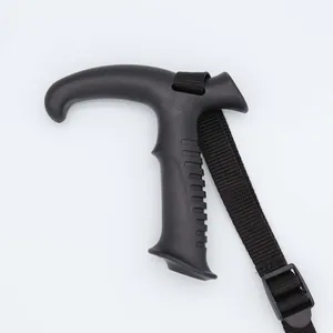 Primer plano de mango ergonómico negro para bastón con correa de muñeca ajustable