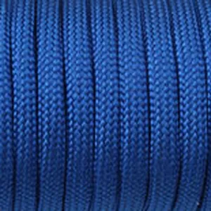 Gros plan détaillé de la texture tressée d'une corde paracorde bleue de 4 mm à 7 fils