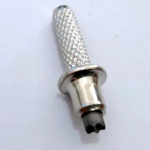 Vista dettagliata della punta in acciaio al tungsteno resistente per bastoncini da sci