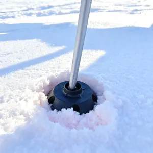 Nahaufnahme eines schwarzen Trekkingstock-Schneetellers im tiefen Schnee für Bergsport