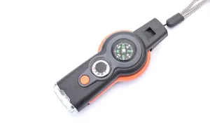 Draufsicht auf multifunktionale Überlebenspfeife mit Kompass und Thermometer-Detail