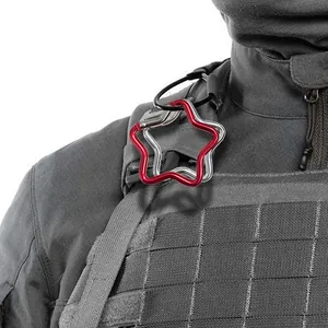 Detailansicht eines sternförmigen Aluminium-Karabiners an einer taktischen Weste