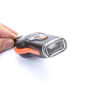 Detailansicht der integrierten LED-Taschenlampe an der 7-in-1-Multifunktionspfeife