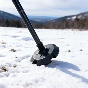 Detailansicht eines schwarzen Schneetellers für Wanderstöcke im Schnee