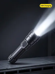 Détail d'une lampe de poche LED puissante projetant un faisceau lumineux intense