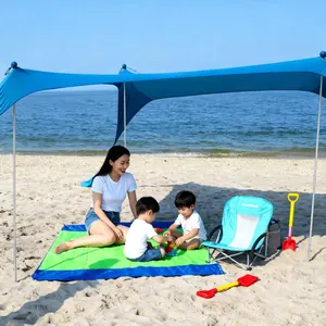 Tenda da spiaggia in lycra baldacchino parasole utilizzato da una famiglia sulla sabbia