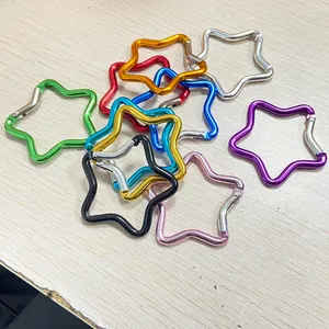 Sammlung bunter sternförmiger Aluminium-Karabiner in verschiedenen Metallic-Farben