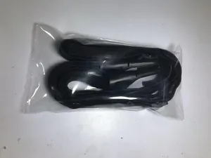 Dettaglio di cinghie elastiche nere per bagagli moto in una confezione di plastica