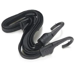 Dettaglio di un elastico nero resistente con ganci per fissare bagagli su moto e scooter