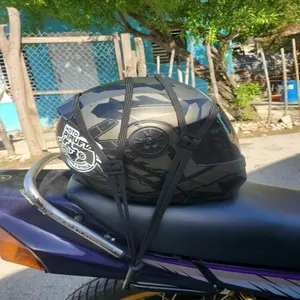 Cinghie di carico elastiche per moto che fissano un casco sul sedile posteriore.