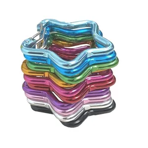Bunter Stapel sternförmiger Aluminium-Karabinerhaken für Outdoor und Zubehör.