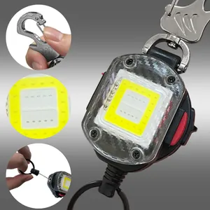 Nahaufnahme eines einziehbaren Mehrzweck-Schlüsselanhängers mit COB-LED und Karabiner