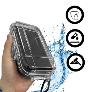 Gros plan d'une boîte de rangement extérieure étanche transparente avec mousse protectrice.