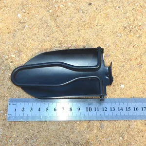 Vista dettagliata della mini vanga da giardino pieghevole nera con righello per dimensioni
