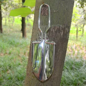 Cazzuola da giardinaggio pieghevole in acciaio inox appesa a un tronco d'albero esterno
