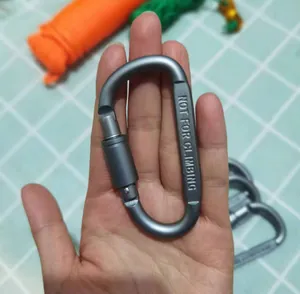 Detailansicht eines grauen 8 cm D-Aluminiumkarabiners mit Sicherheits-Schraubverschluss