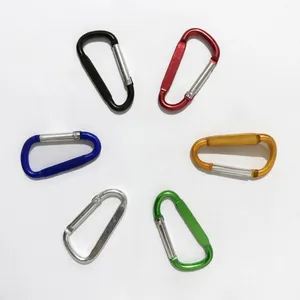 Detailansicht farbiger D-förmiger Aluminium-Karabiner in kreisförmiger Anordnung