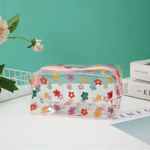 Primer plano de bolsa de maquillaje transparente impermeable con estampado floral de margaritas