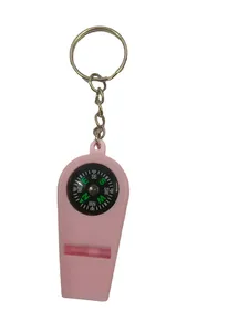 Detailansicht einer rosa Outdoor-Überlebenspfeife mit Kompass und Schlüsselanhänger.