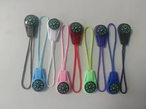 Vista detallada de mini brújulas de colores para tiradores de cremallera exterior